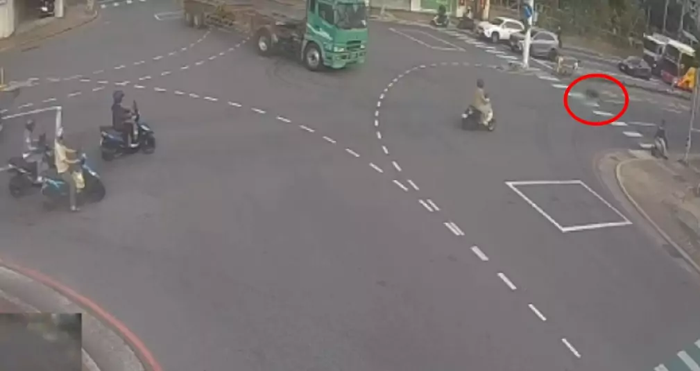 【有片】左轉未禮讓!8旬婦過馬路慘遭桃園小客車撞倒 1779946041669 0