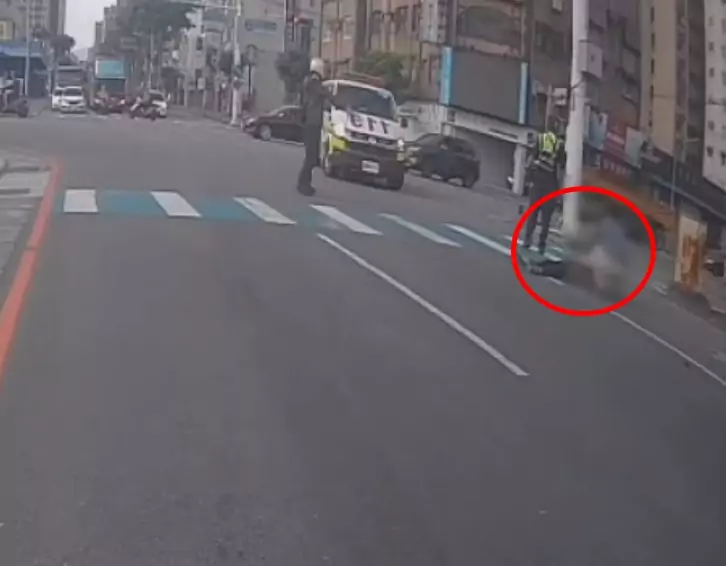 【有片】左轉未禮讓!8旬婦過馬路慘遭桃園小客車撞倒 【有片】左轉未禮讓!8旬婦過馬路慘遭桃園小客車撞倒