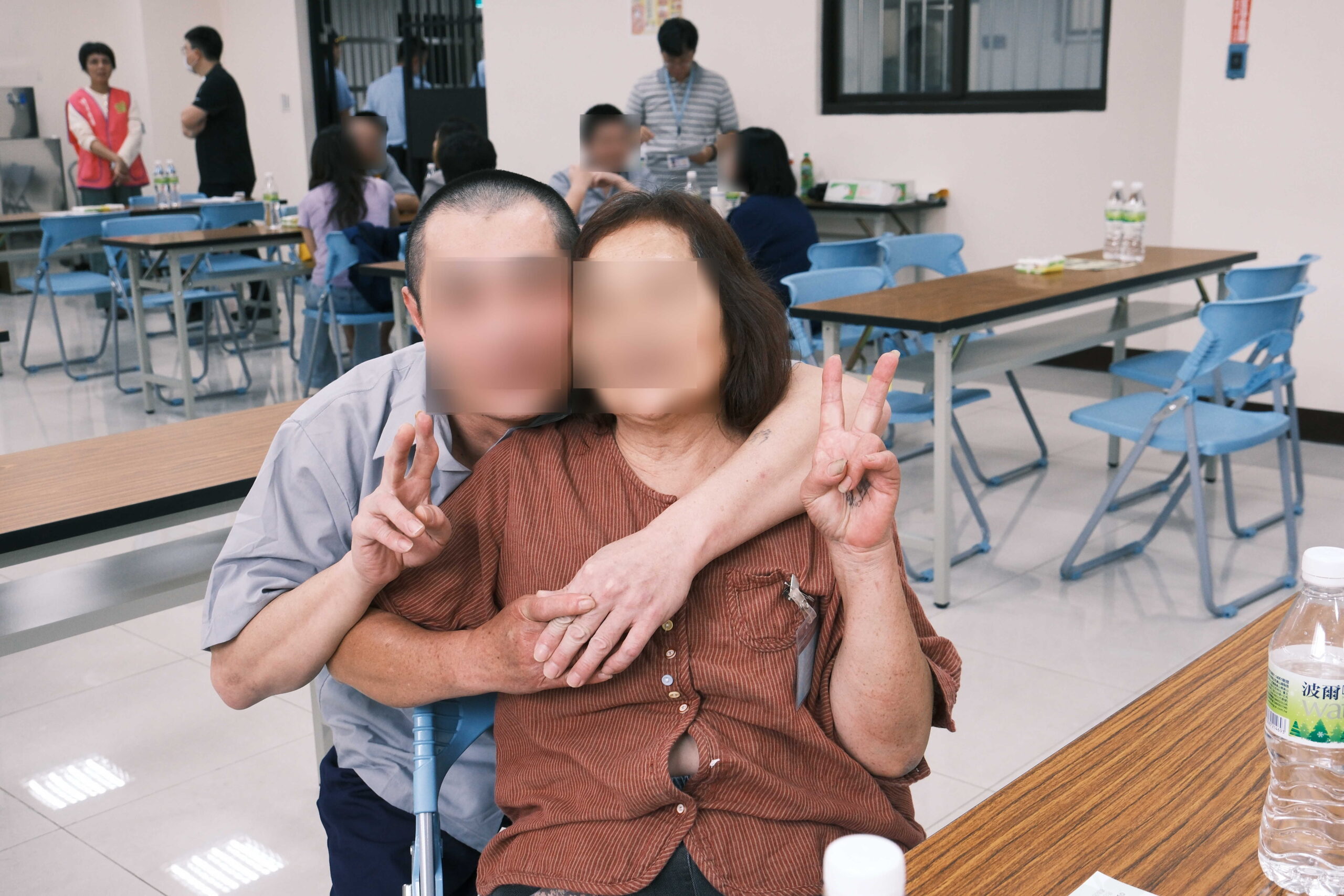 八德分監首度面對面懇親!收容人淚擁母親誓言向善 八德分監首度面對面懇親!收容人淚擁母親誓言向善