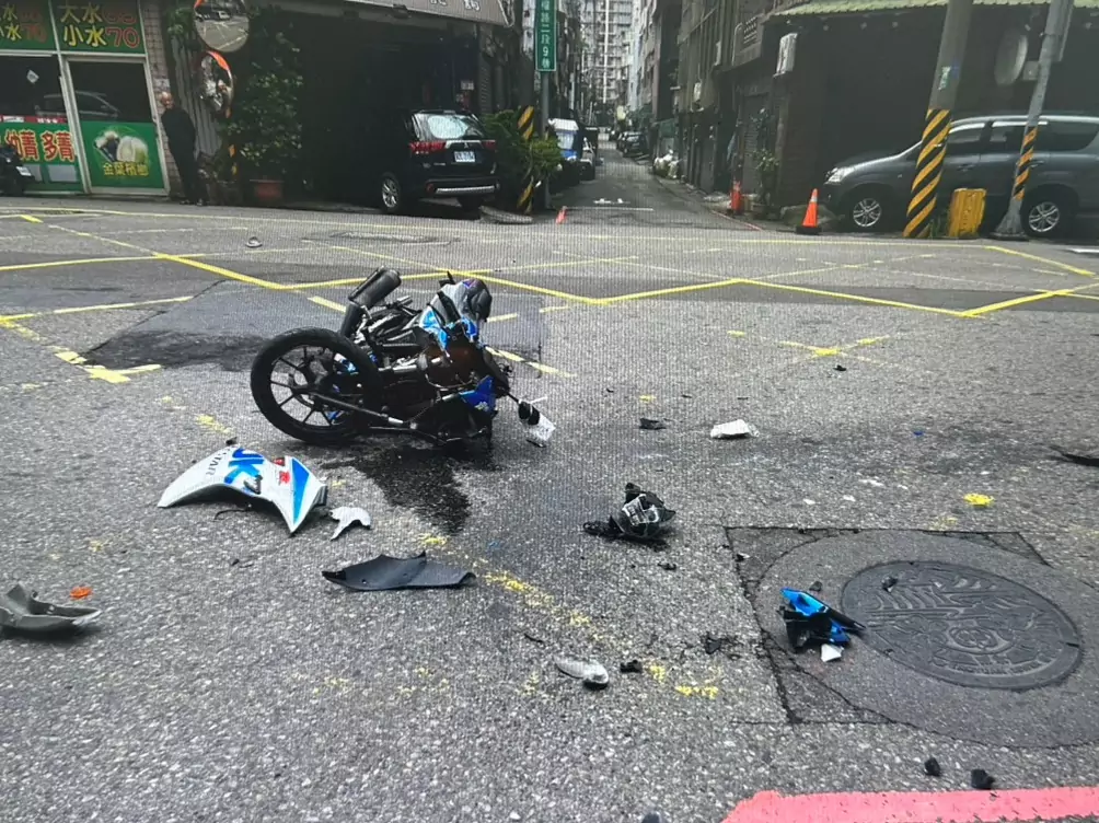 【有片】中壢左轉小客車撞對向機車!騎士噴飛多處擦挫傷 【有片】中壢左轉小客車撞對向機車!騎士噴飛多處擦挫傷