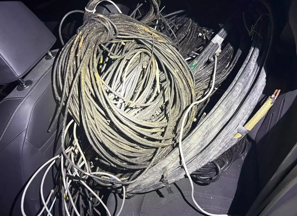 桃園倉庫遭撬電纜失竊 警前後包抄狹小巷弄火速逮人 桃園倉庫遭撬電纜失竊 警前後包抄狹小巷弄火速逮人