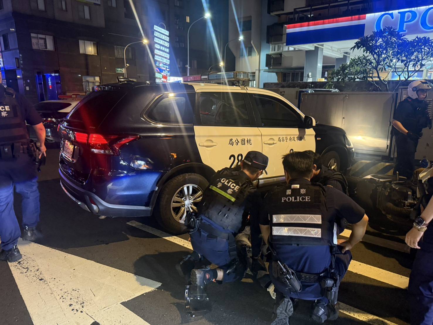 桃園毒駕男拒檢撞警!街頭狂飆11分鐘 搜出「喪屍煙彈」 桃園毒駕男拒檢撞警!街頭狂飆11分鐘 搜出「喪屍煙彈」