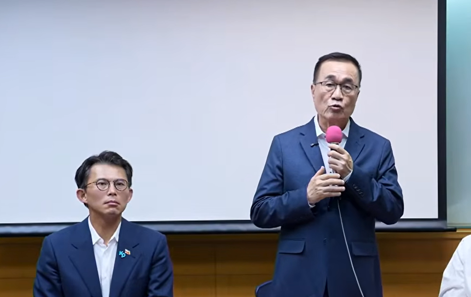 李四川將與白營小雞拍照 不可能讓黃國昌加入競辦:這樣委屈他 李四川將與白營小雞拍照 不可能讓黃國昌加入競辦:這樣委屈他