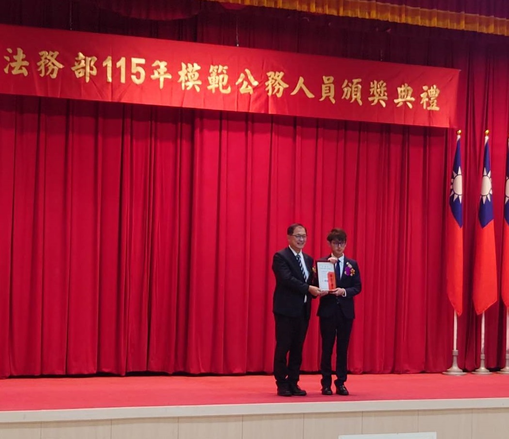 桃檢王念珩打擊毒品與環保犯罪不手軟 獲法務部表揚模範公務人員 349143 0 0