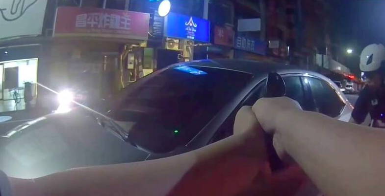 逆向車拒檢!宜蘭警火大掏槍喝斥破窗 駕駛撞警車逃15小時落網 逆向車拒檢!宜蘭警火大掏槍喝斥破窗 駕駛撞警車逃15小時落網