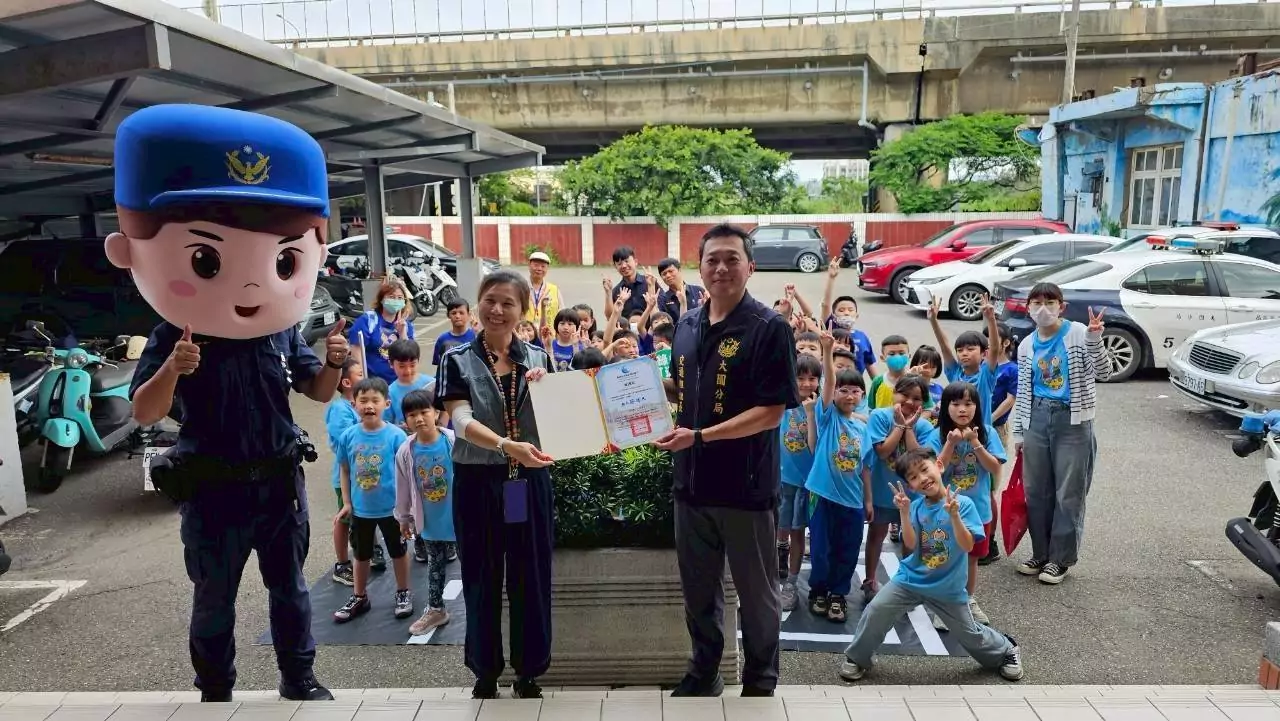 潮音國小參訪大園分局 變身「一日警察」扎根交安觀念 潮音國小參訪大園分局 變身「一日警察」扎根交安觀念