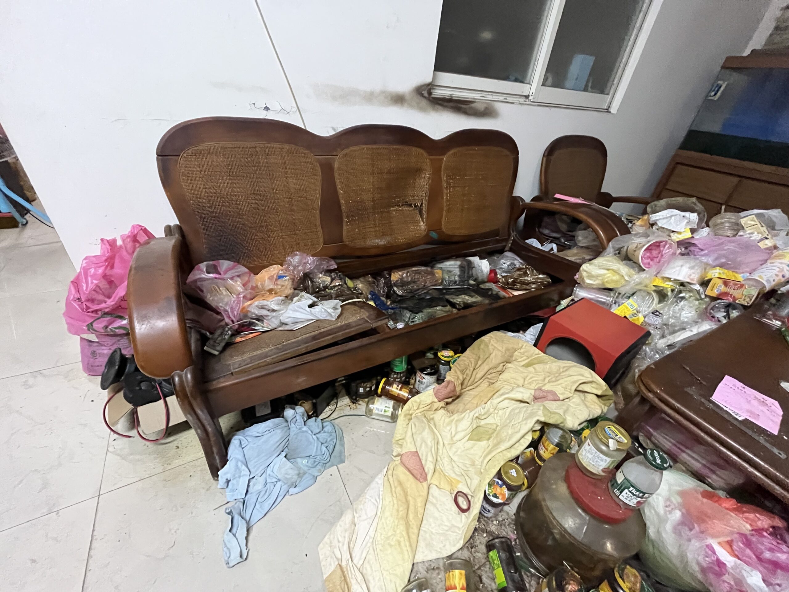 惡質租客退租留滿屋垃圾 專業空屋清潔神援助房東順利驗收 惡質租客退租留滿屋垃圾 專業空屋清潔神援助房東順利驗收
