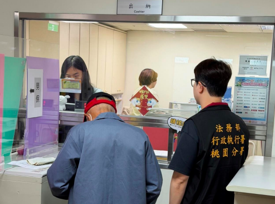 吸毒兒交通罰單欠繳 7旬父重回職場還清21萬:只想換他一個未來 吸毒兒交通罰單欠繳 7旬父重回職場還清21萬:只想換他一個未來