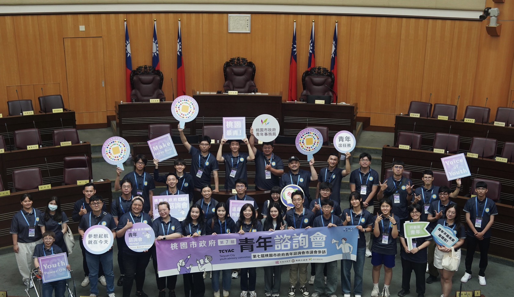 桃園青年局安排青諮會參訪議會 深化公共參與及政策建言能力 5.第七屆青年諮詢委員於議事堂大合照 0 0