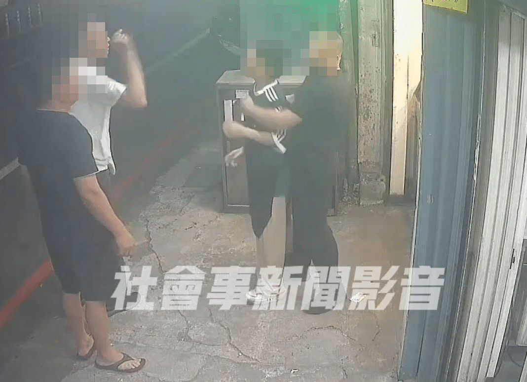 火爆現場曝!桃園男客鹹酥雞店抽菸遭勸阻 竟作勢打人威脅砸店 5454gdfw 3
