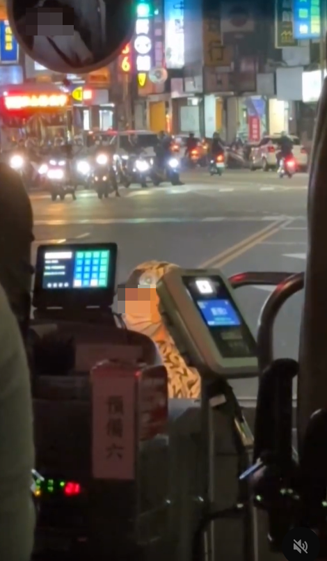 扯!中壢騎士疑因行車糾紛 肉身擋公車驚險畫面曝 654646