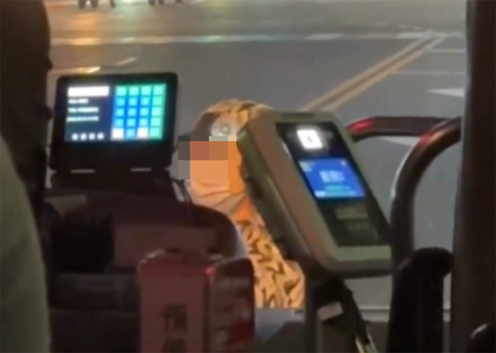 扯!中壢騎士疑因行車糾紛 肉身擋公車驚險畫面曝 扯!中壢騎士疑因行車糾紛 肉身擋公車驚險畫面曝