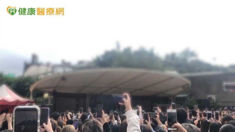 演唱會突遭雷射照腿!女星未受傷 皮膚科醫談舞台光源安全須知 演唱會突遭雷射照腿!女星未受傷 皮膚科醫談舞台光源安全須知