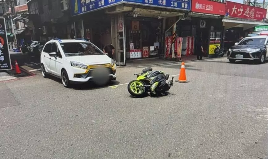 【有片】違停擋視線釀禍?八德小客車出巷口擊落機車騎士 680569