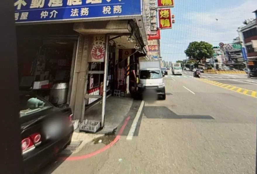 【有片】違停擋視線釀禍?八德小客車出巷口擊落機車騎士 680571