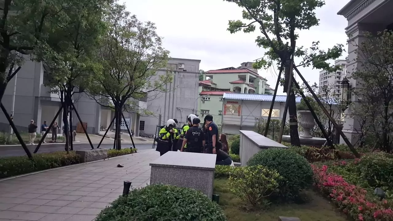 龜山警攔查可疑車輛揪出3失聯移工!駕駛推警察遭法辦 1人藏毒被逮 龜山警攔查可疑車輛揪出3失聯移工!駕駛推警察遭法辦 1人藏毒被逮