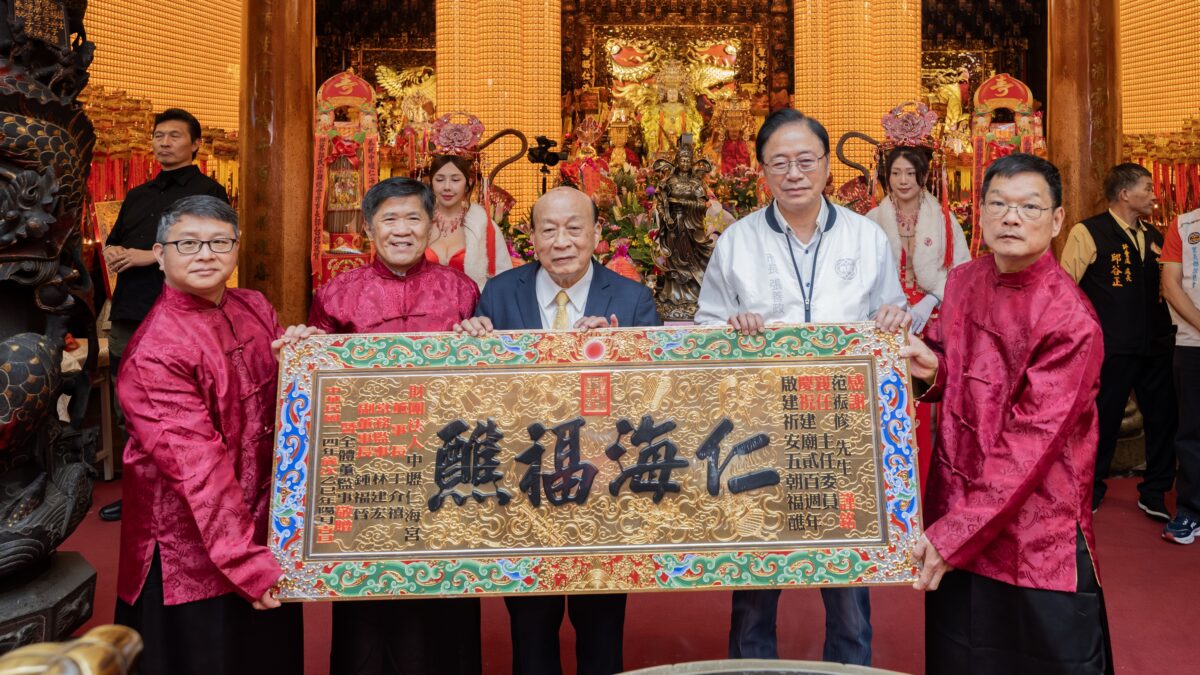 張善政巡迴桃園宮廟祝壽媽祖 仁海宮捐贈救災物資挺市政 69f99981 e1f8 4238 88d9 86baec260104