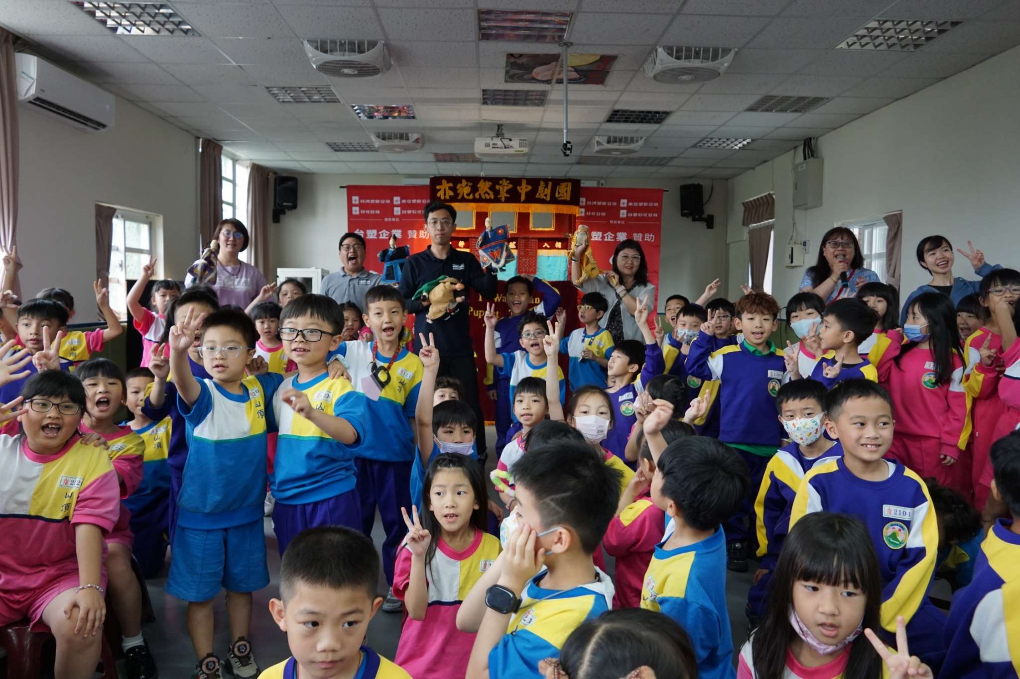 推廣傳統文化!布袋戲走進桃園山頂國小 學童親手體驗操偶 推廣傳統文化!布袋戲走進桃園山頂國小 學童親手體驗操偶