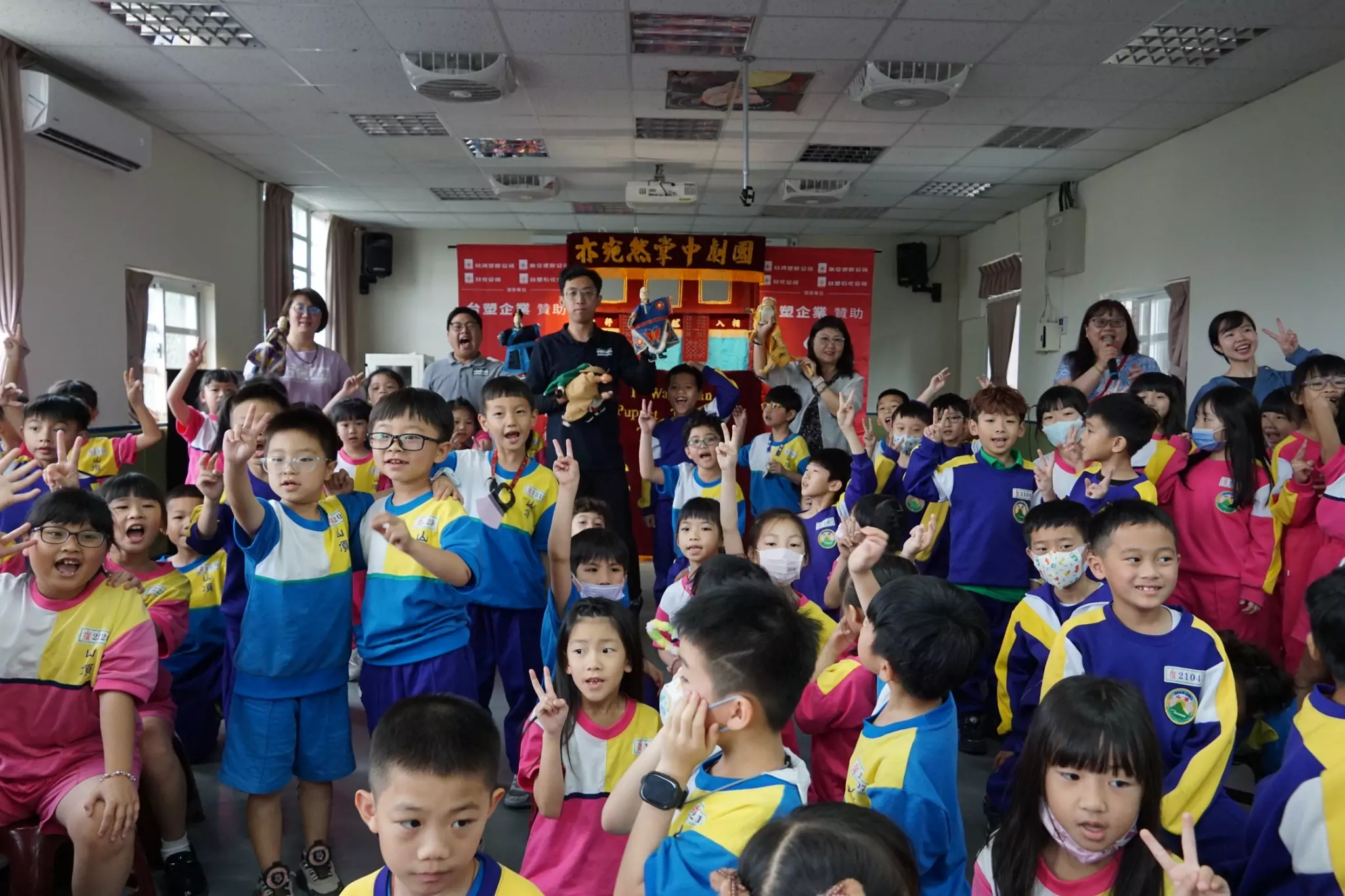 推廣傳統文化!布袋戲走進桃園山頂國小 學童親手體驗操偶 推廣傳統文化!布袋戲走進桃園山頂國小 學童親手體驗操偶