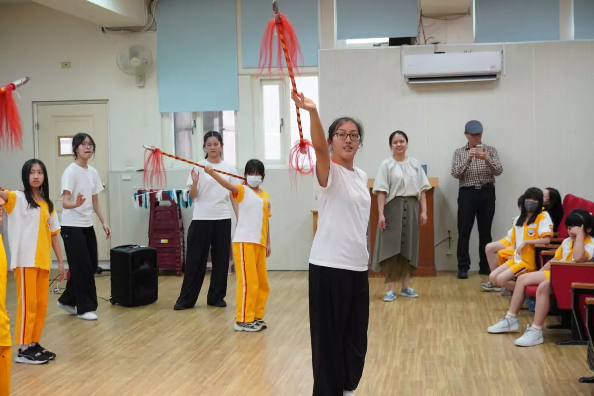 臺灣戲曲學院前進桃園大忠國小 高三生刀槍翻騰大秀真功夫 768968 0