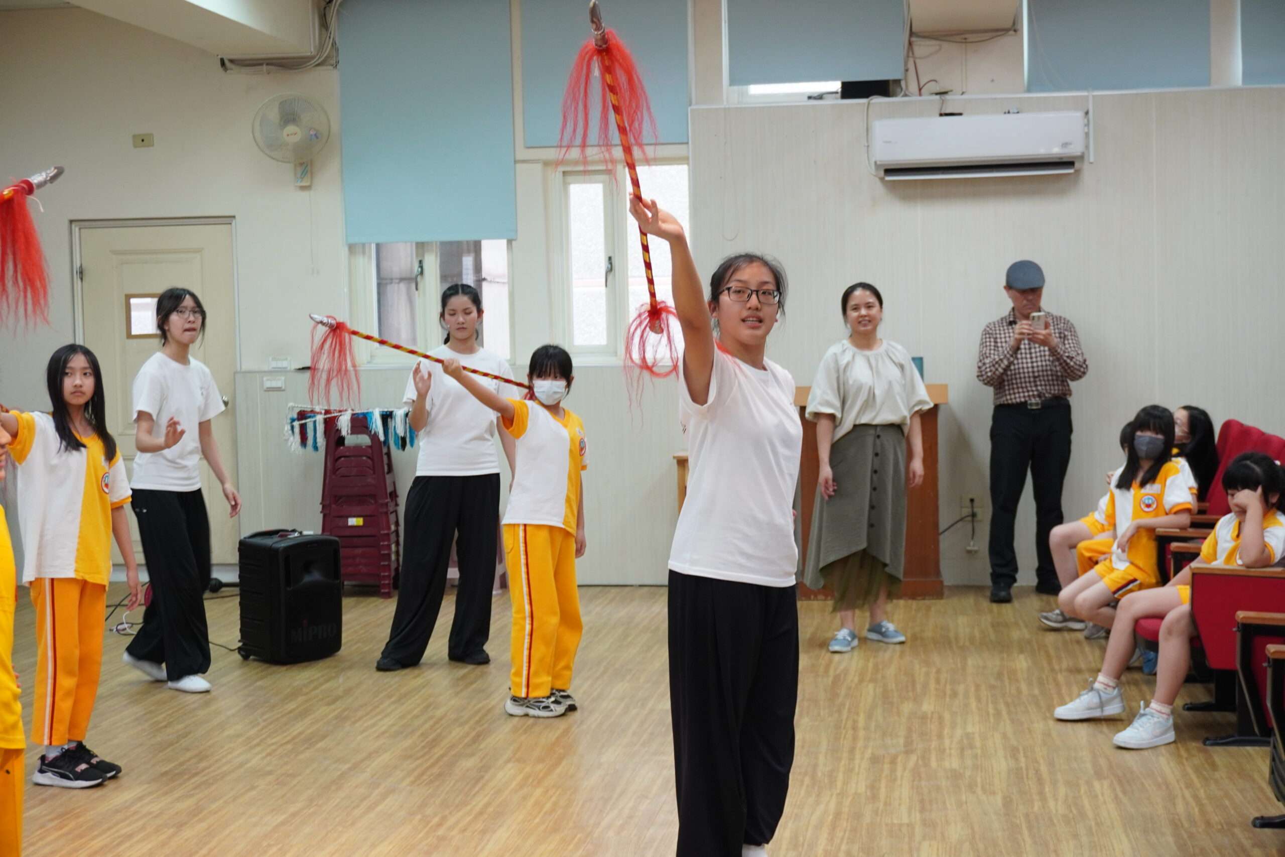 臺灣戲曲學院前進桃園大忠國小 高三生刀槍翻騰大秀真功夫 臺灣戲曲學院前進桃園大忠國小 高三生刀槍翻騰大秀真功夫