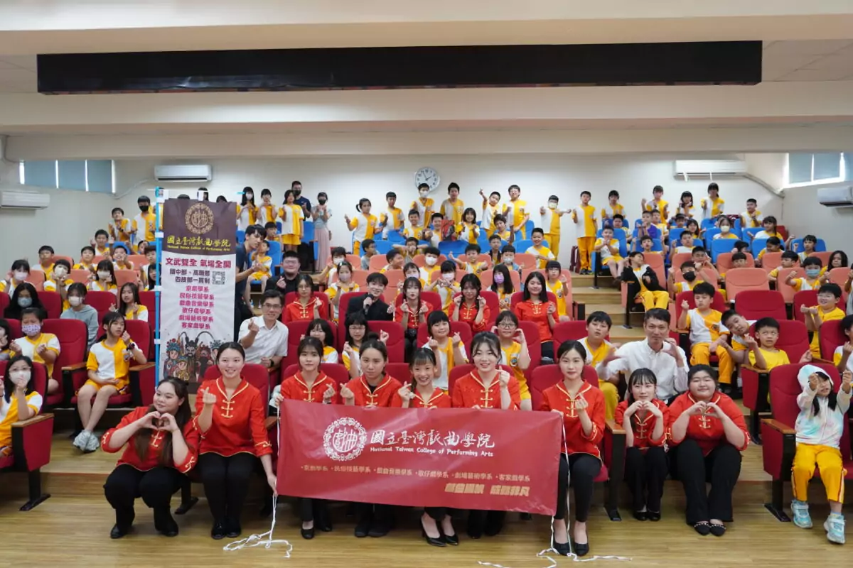 臺灣戲曲學院前進桃園大忠國小 高三生刀槍翻騰大秀真功夫 768972 0