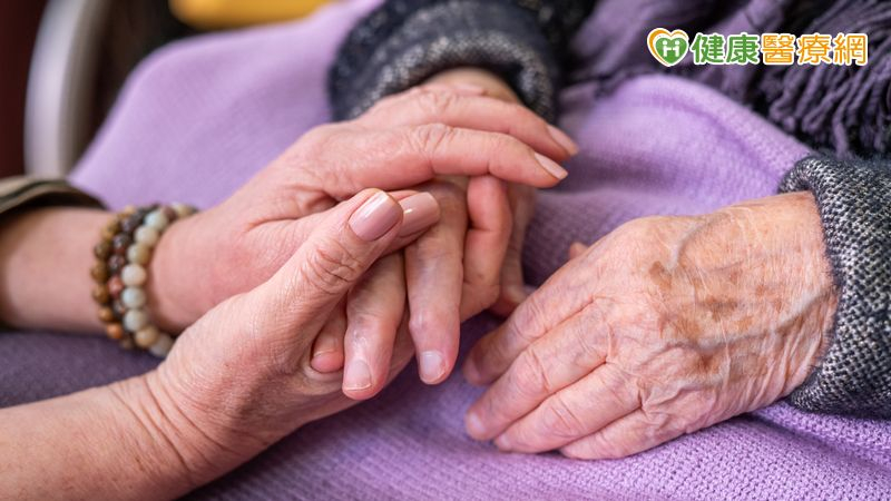 老老相顧成常態?英研究:中高齡者照顧他人時間過長 認知下降風險增 老老相顧成常態?英研究:中高齡者照顧他人時間過長 認知下降風險增