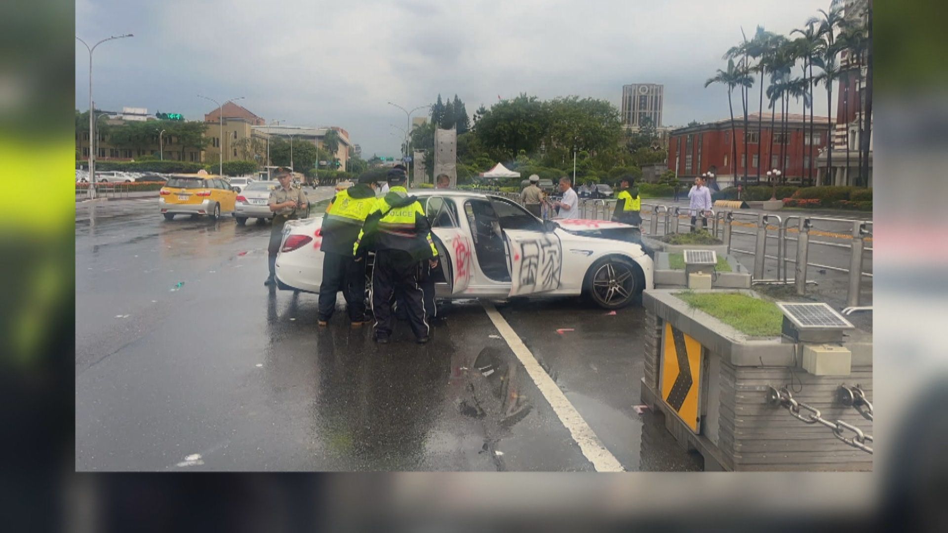 新北男倒臥廚房嚴重燒傷亡 2年前開車鬧AIT、衝撞總統府花台 新北男倒臥廚房嚴重燒傷亡 2年前開車鬧AIT、衝撞總統府花台