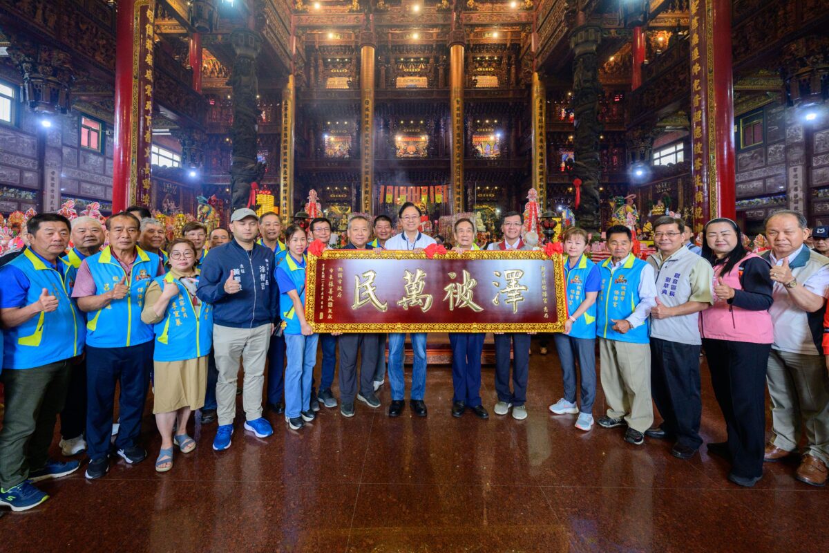 張善政巡迴桃園宮廟祝壽媽祖 仁海宮捐贈救災物資挺市政 7e396d06 b34d 41fd 9e43 176db515ffb0