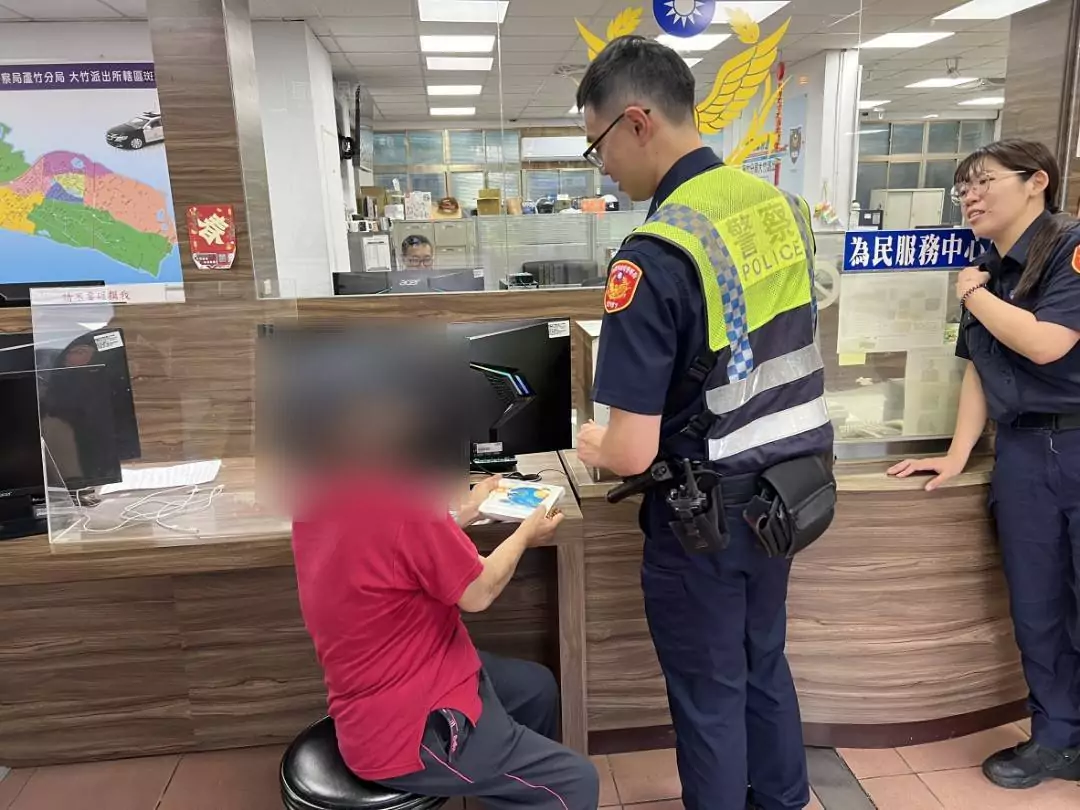 中壢走到蘆竹!80歲失智嬤體力耗盡 警方「機警提問」助返家 811775