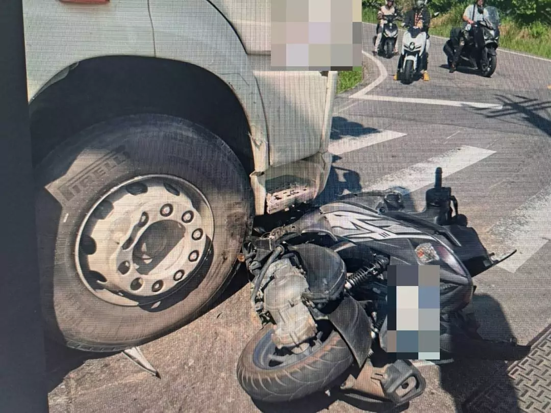 【有片】視線死角?蘆竹曳引車右轉與機車碰撞 騎士命大僅擦挫傷 【有片】視線死角?蘆竹曳引車右轉與機車碰撞 騎士命大僅擦挫傷