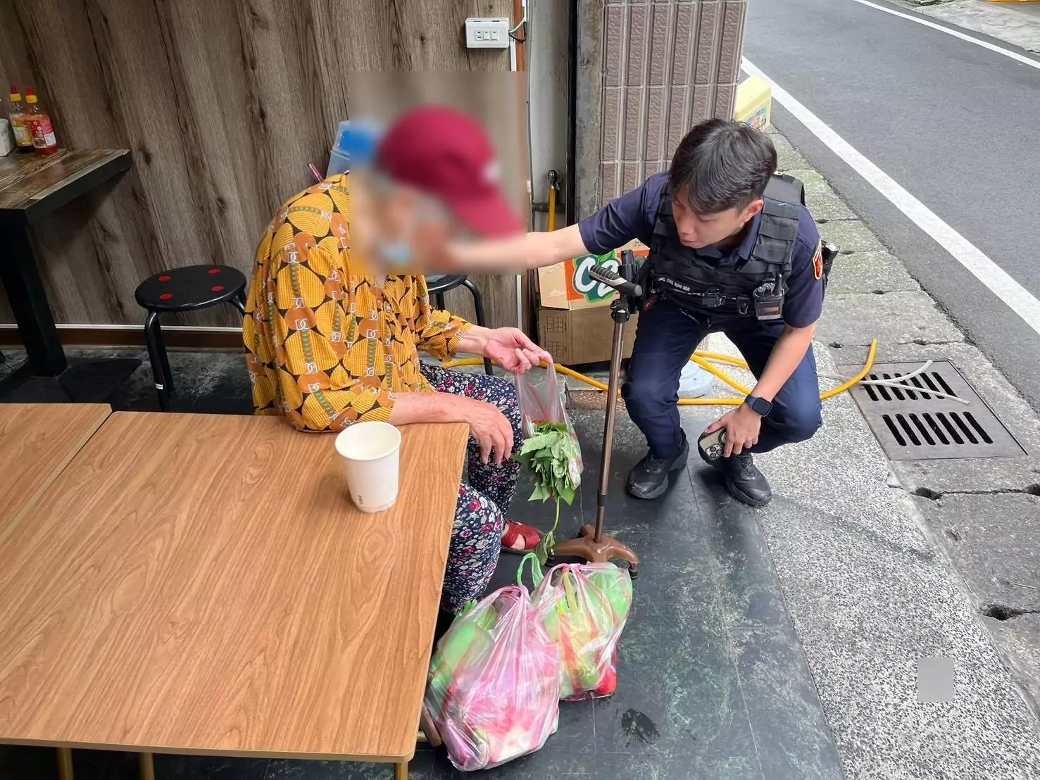 平鎮永豐市場驚見8旬老婦跌坐路邊 警民合力伸援 平鎮永豐市場驚見8旬老婦跌坐路邊 警民合力伸援
