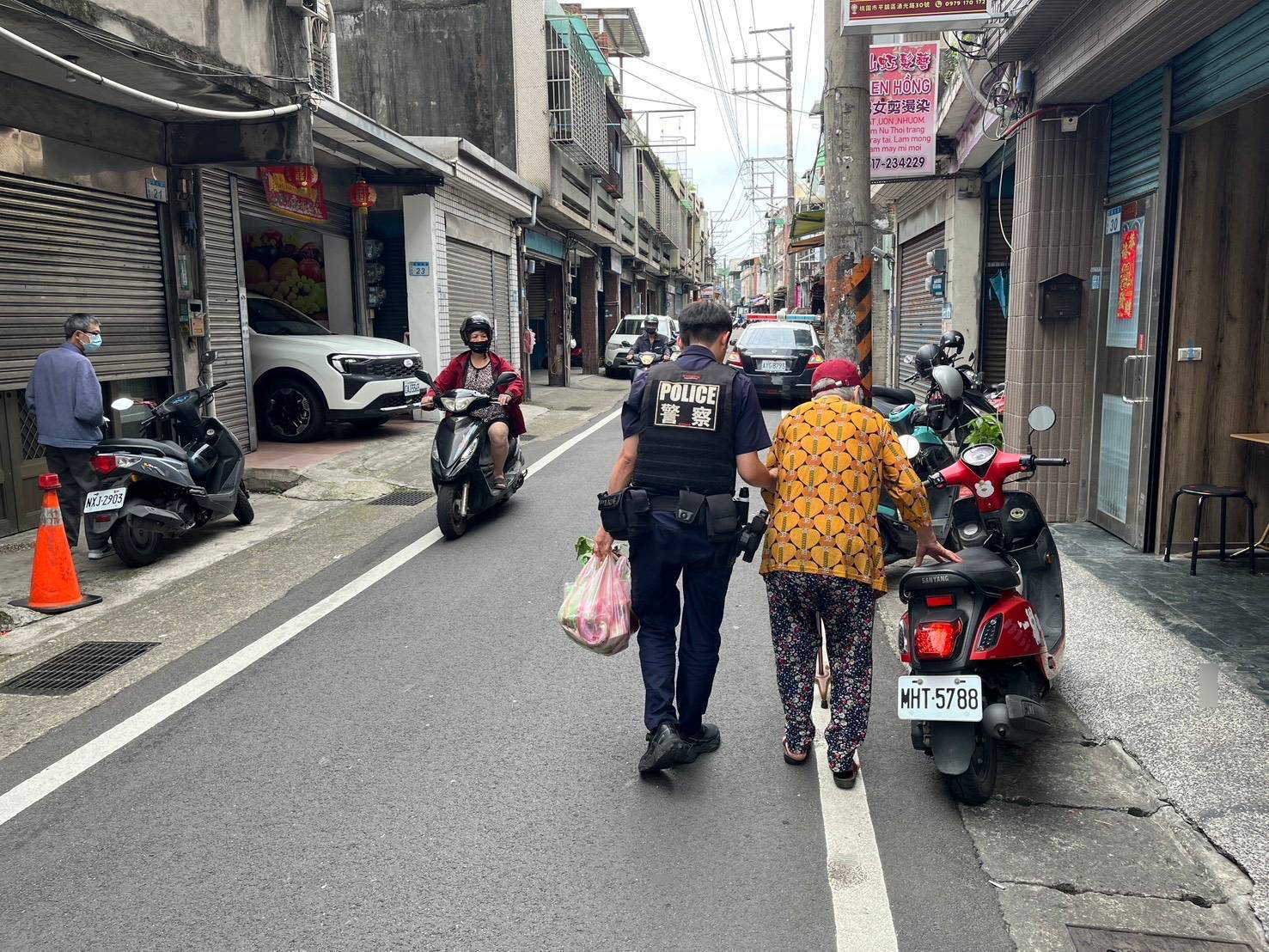 平鎮永豐市場驚見8旬老婦跌坐路邊 警民合力伸援 894627 0