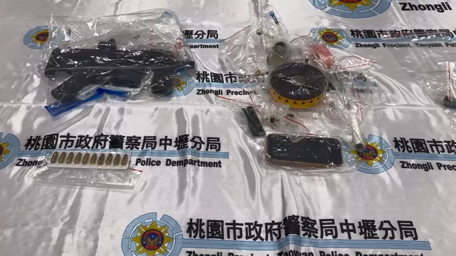 【有片】直擊攻堅!壢警破湖口喪屍菸彈分裝場 查扣槍枝百萬毒品 【有片】直擊攻堅!壢警破湖口喪屍菸彈分裝場 查扣槍枝百萬毒品
