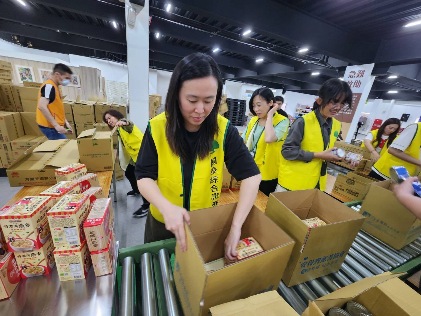 極端降雨恐致災 安得烈慈善協會1010箱「安心食物箱」準備好了 900381 0