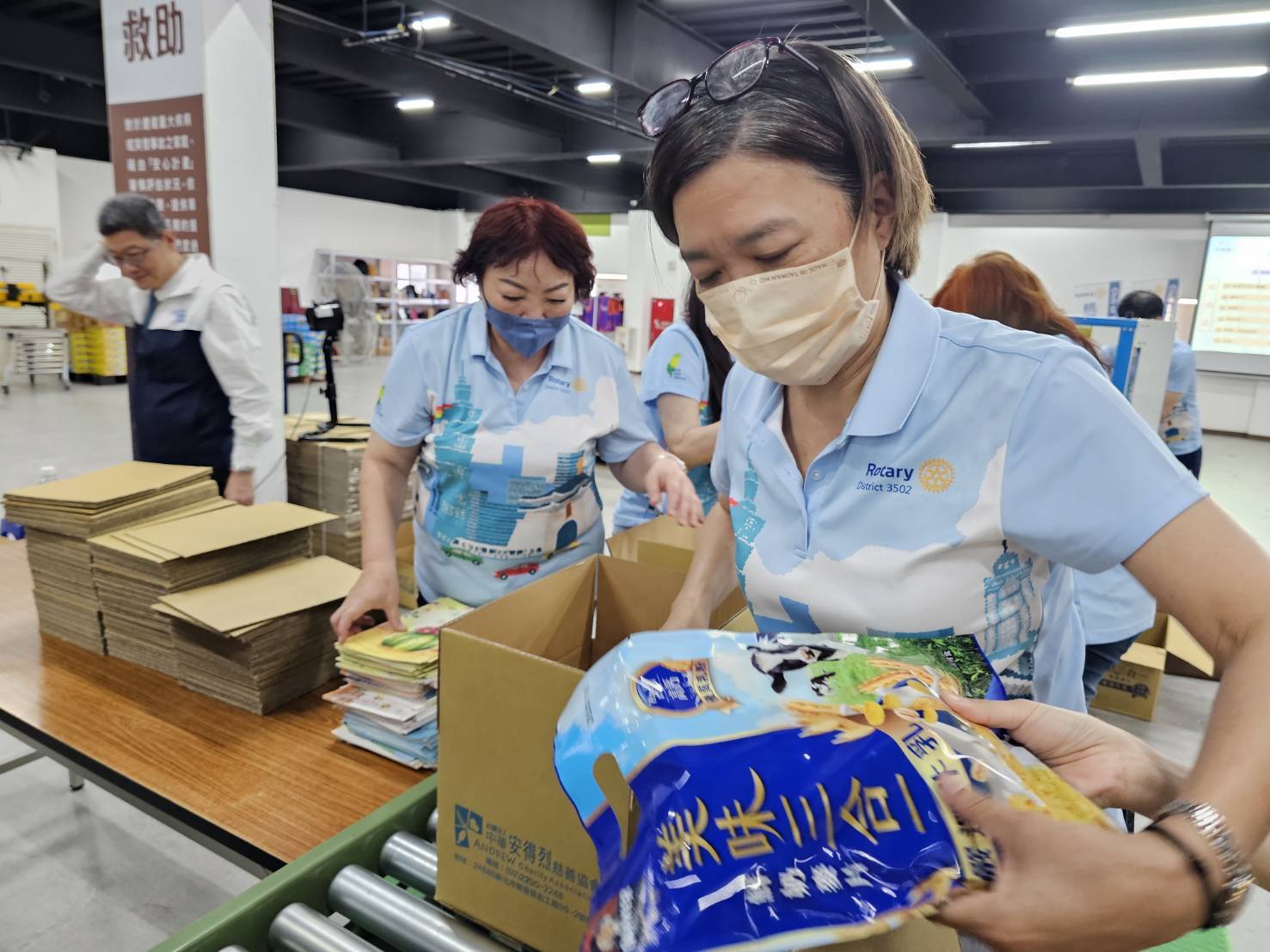 極端降雨恐致災 安得烈慈善協會1010箱「安心食物箱」準備好了 900383 0