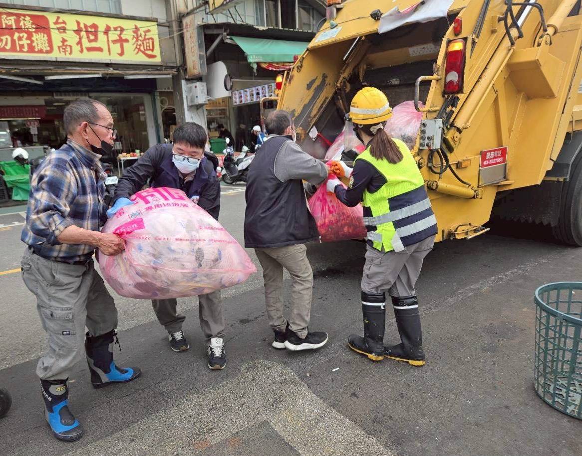 桃園議會質詢因「垃圾隨袋徵收」掀論戰 市府強調現階段一般家戶不受影響 910638