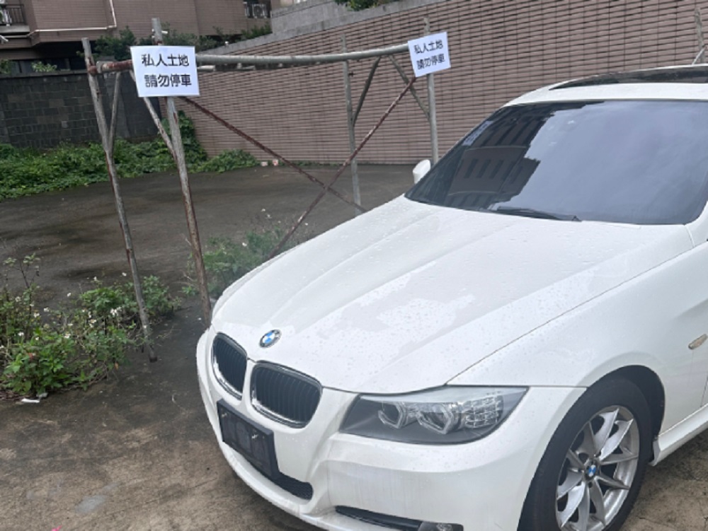 八德私人土地遭無牌BMW擅停多日 警1原因暫無法移車 DSC 0084 1