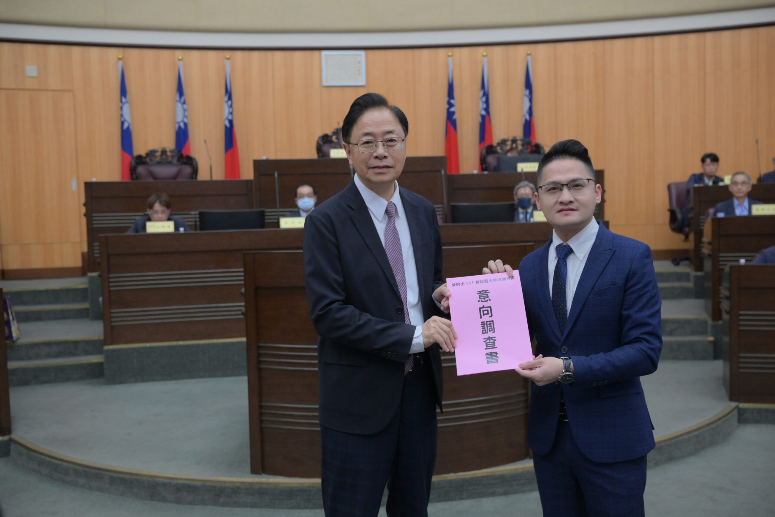 西側進站多繞1公里!陳韋曄遞連署書 盼促平鎮臨時站設天橋 西側進站多繞1公里!陳韋曄遞連署書 盼促平鎮臨時站設天橋