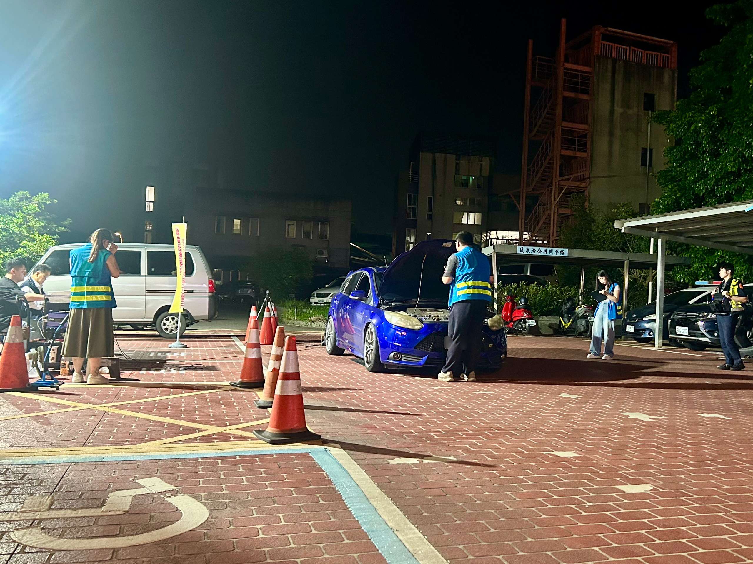 飆破109分貝如飛機起飛 龍潭警深夜攔查改裝車開罰 飆破109分貝如飛機起飛 龍潭警深夜攔查改裝車開罰