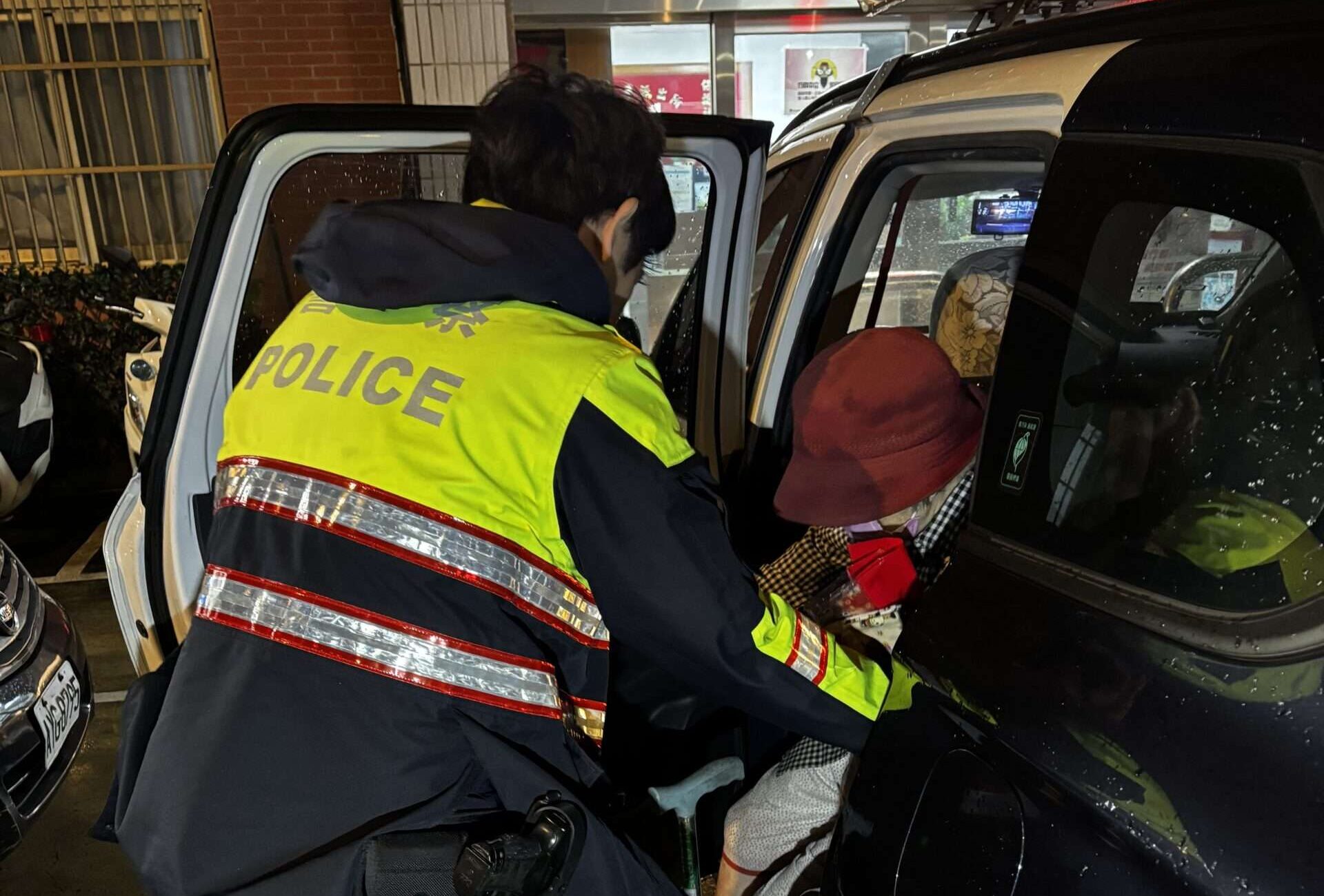 想念舊家偷溜出門！中壢婦雨夜迷途跌倒 警火速尋人解驚魂
