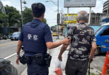 8旬翁買完菜突忘回家路 中壢警「靠這物」送他返家 8旬翁買完菜突忘回家路 中壢警「靠這物」送他返家