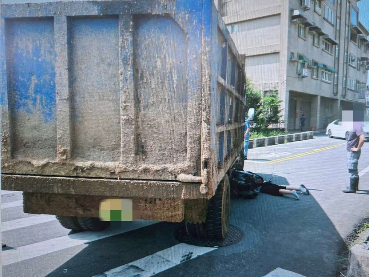 【有片】中壢大貨車右轉釀禍!女騎士遭擊落 多處擦挫傷、腦出血 S 23716209 0