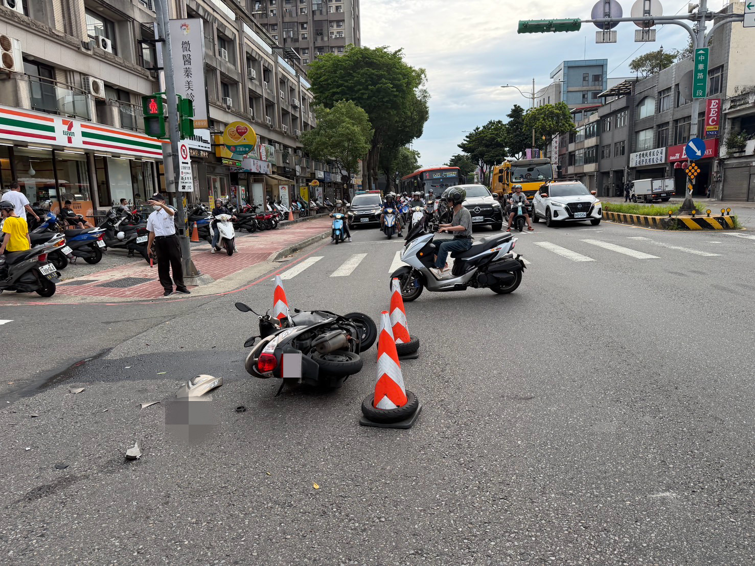 中壢左轉汽車與直行機車碰撞 再失控撞擊店家 S 23797876 0