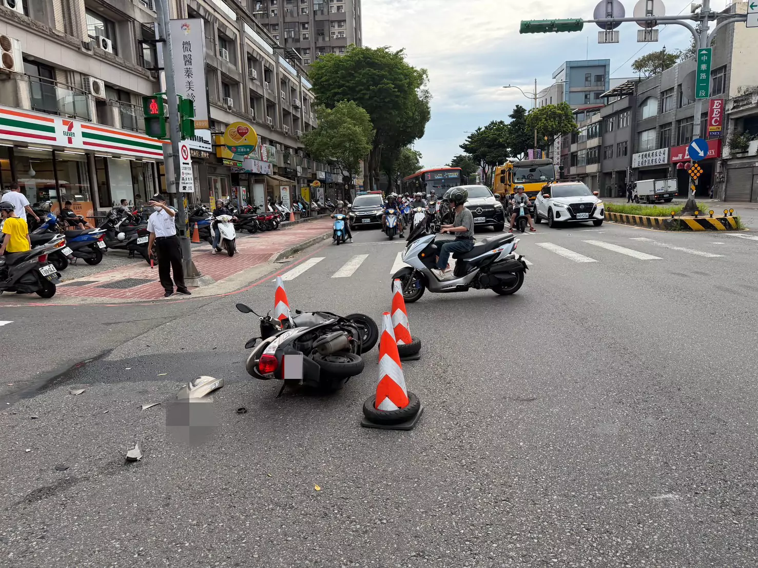 中壢左轉汽車與直行機車碰撞 再失控撞擊店家 S 23797876 0