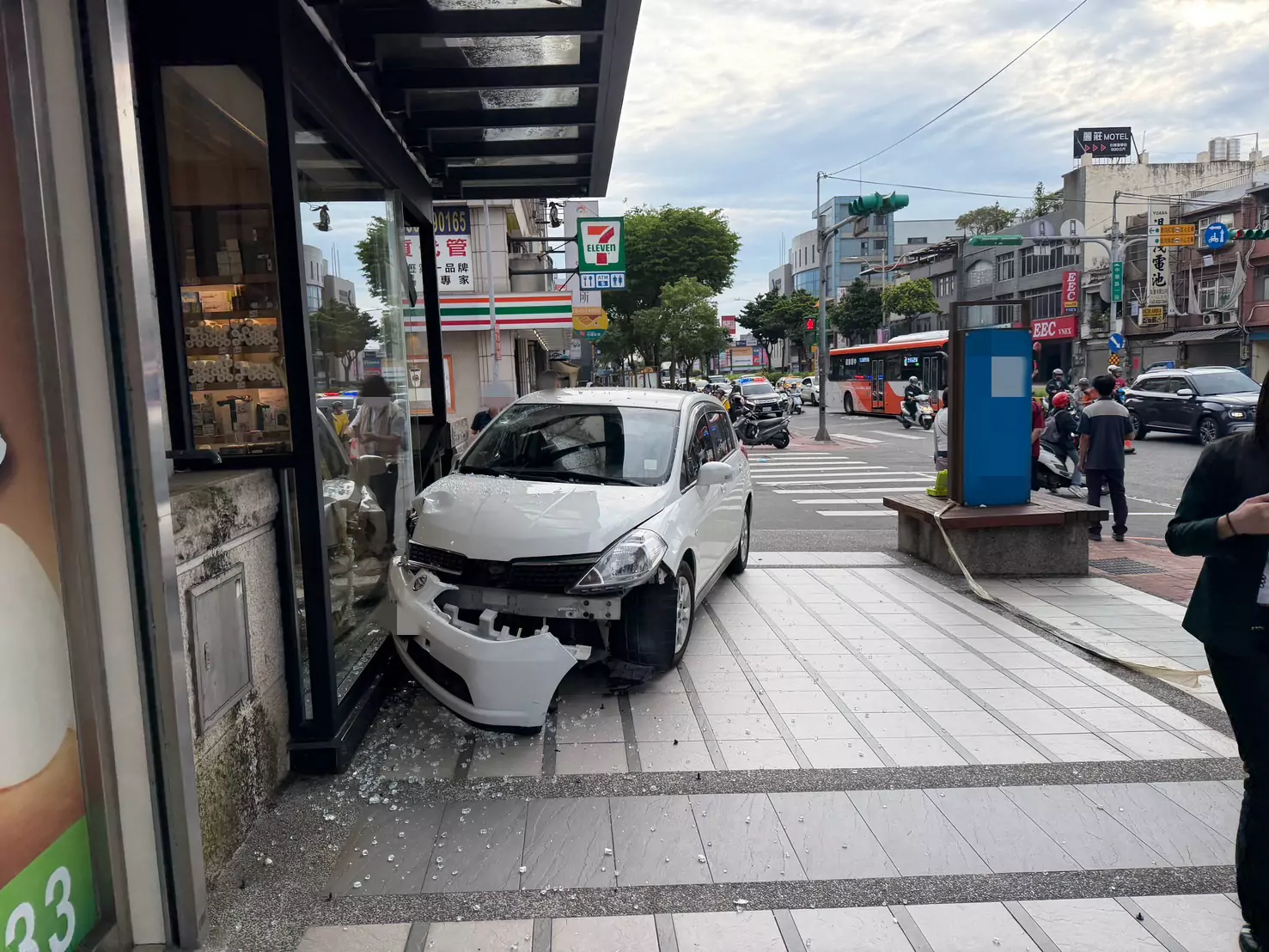 中壢左轉汽車與直行機車碰撞 再失控撞擊店家 中壢左轉汽車與直行機車碰撞 再失控撞擊店家