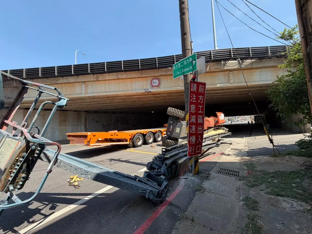 【有片】中壢聯結車載高空作業車釀禍!撞壞電桿、涵洞鋼筋外露 S 23953606 0