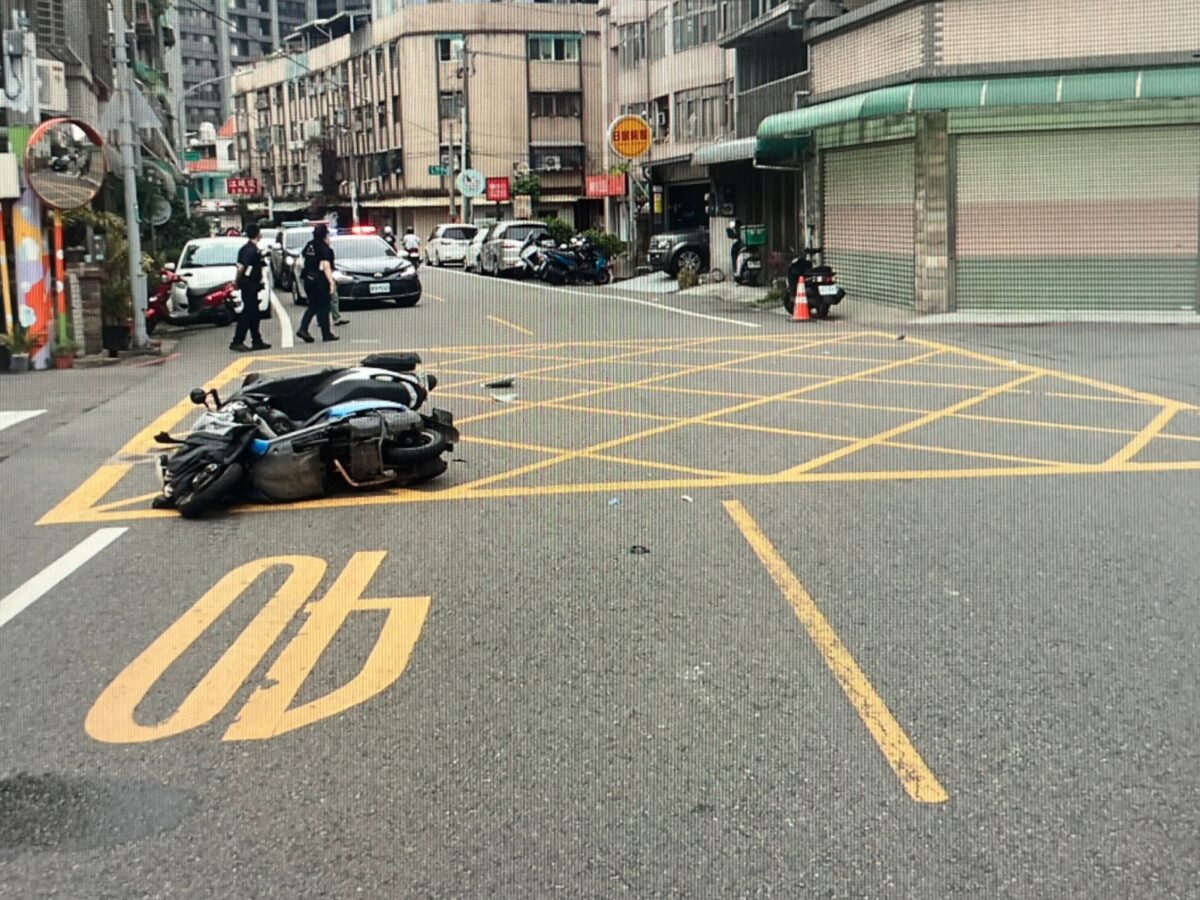 【有片】疑路口未減速釀禍!中壢機車猛撞小客車 2騎士掛彩 S 23986328