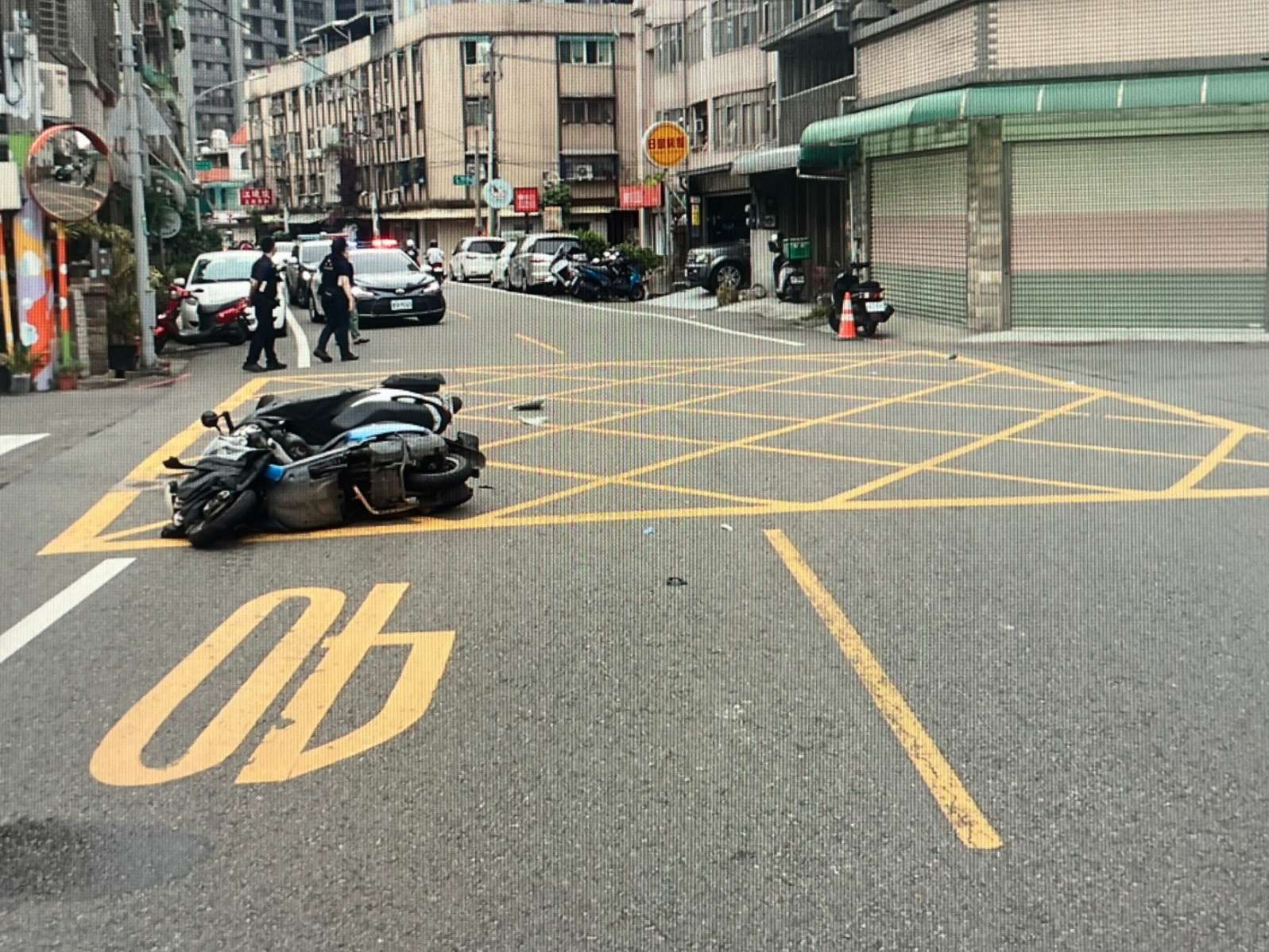 【有片】疑路口未減速釀禍!中壢機車猛撞小客車 2騎士掛彩 【有片】疑路口未減速釀禍!中壢機車猛撞小客車 2騎士掛彩
