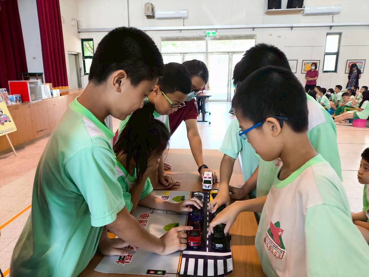 大溪消防攜手內柵國小 學童體驗闖關學防災 S 29065292 0